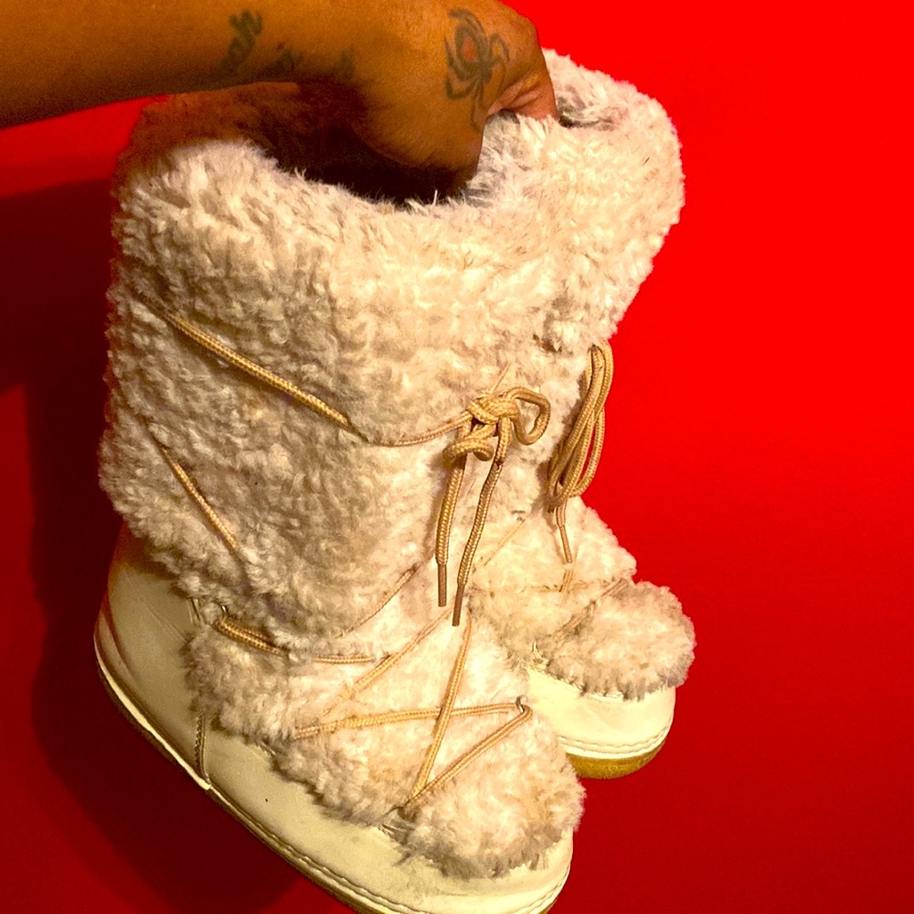 Off white sheep fur boots